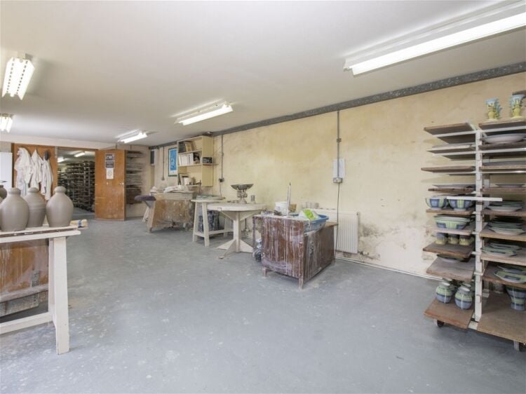 Vacant Retail Unit (Formerly The Tain Pottery)