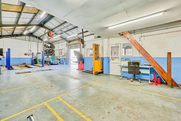 Established MOT Garage - Hertfordshire Photo 8