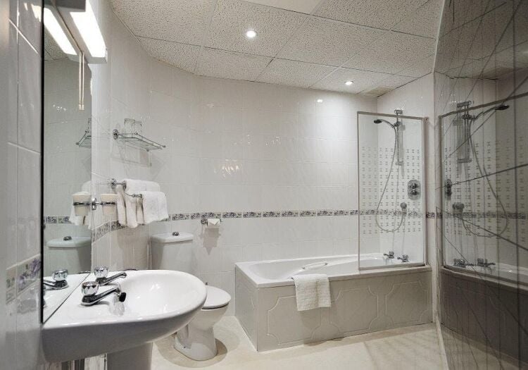 33 Bedroom Town Centre Hotel with Outside Swimming Pool