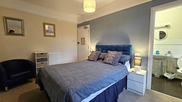 Home & Income B&B Close Travel Interchange and Business District Also Suiting HMO Use Photo 8