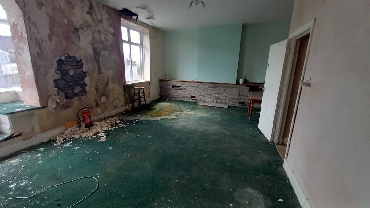 SWANSEA - DESIRABLE SUBURB PUB WITH FUNCTION ROOM