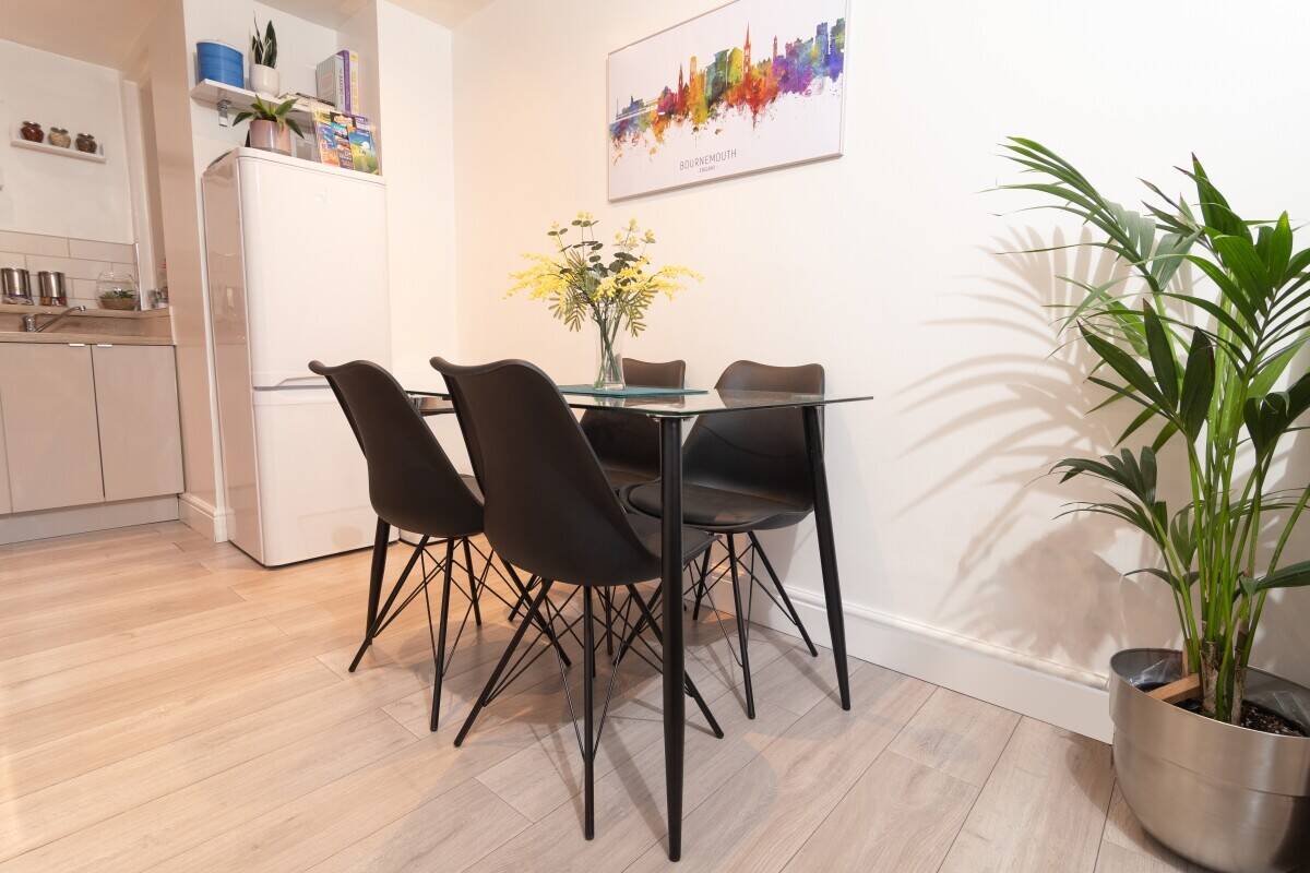 Turn-Key Holiday Let Holiday Home 2 bed Flat across from Bournemouth beach & gardens!!