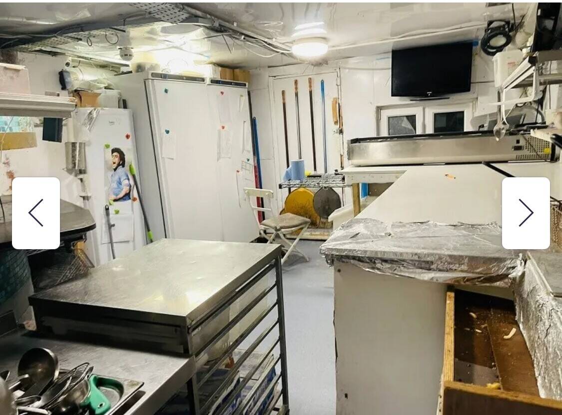 A3 cafe Pizzeria  2 bed ensuite extra room ensuite . Next to tube station