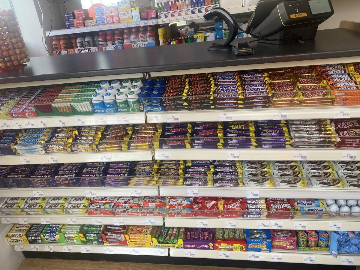 Convenience store Photo 8