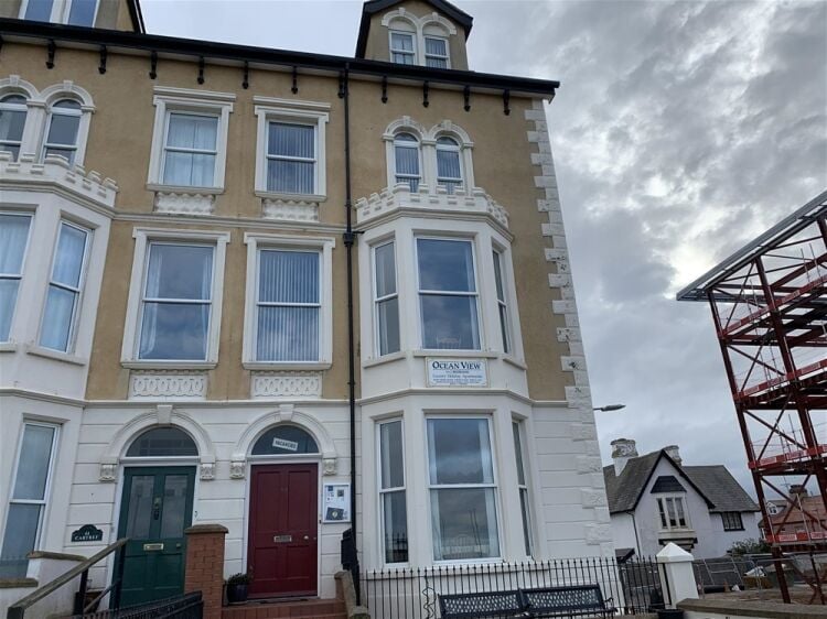 FREEHOLD LUXURY SELF CATERING HOLIDAY APARTMENTS ON RHYL SEAFRONT Photo 8