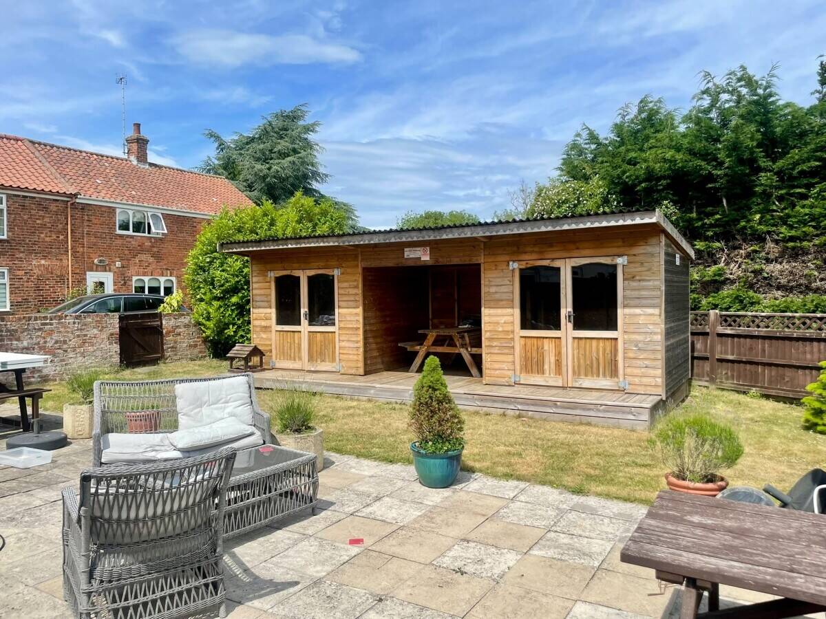 LINCOLNSHIRE - PUB AND RESTAURANT WITH SEPARATE DETACHED HOLIDAY LET