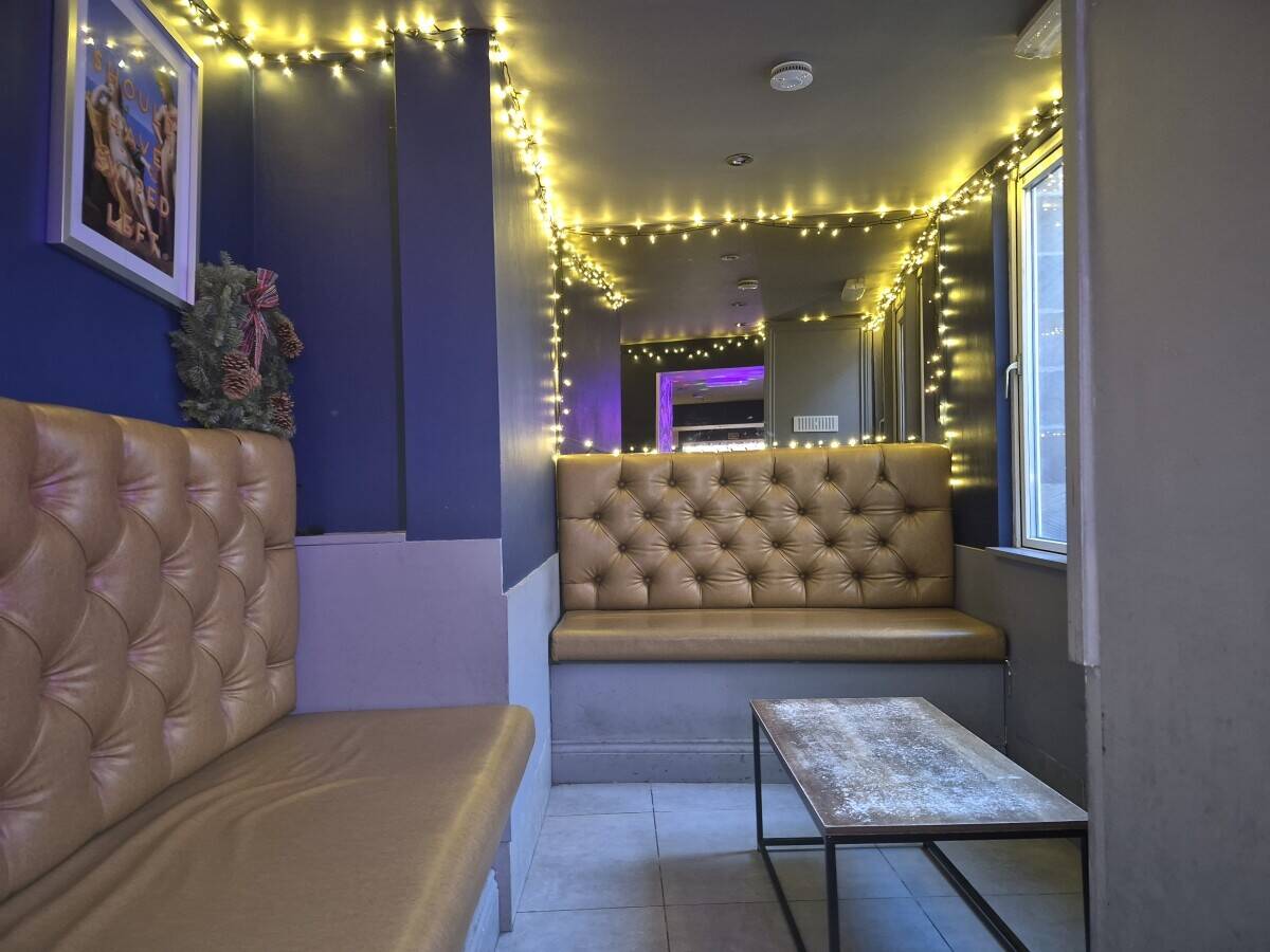 Cocktail bar for sale in Guisborough High Street Photo 8