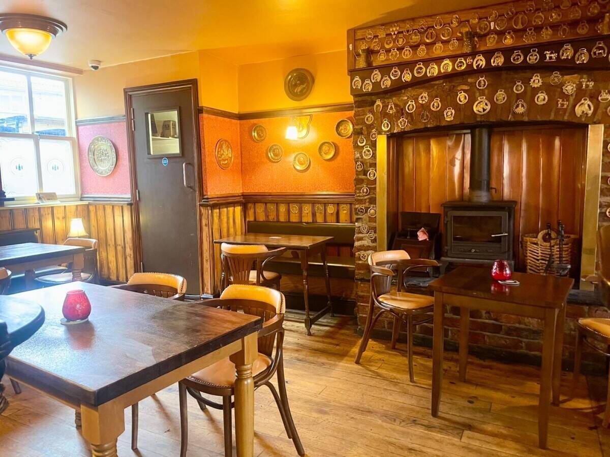 EAST YORKSHIRE - THREE BEDROOM PUB & RESTUARANT WITH THREE LETTING BEDROOMS