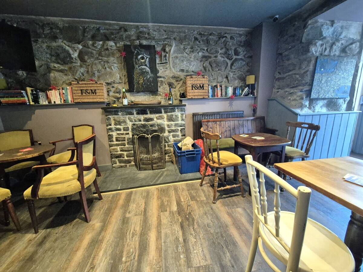 GWYNEDD - REFURBISHED PUBLIC HOUSE WITH EIGHT LETTING ROOMS