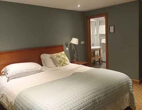 HEREFORDSHIRE – 17TH CENTURY BLACK AND WHITE VILLAGE INN