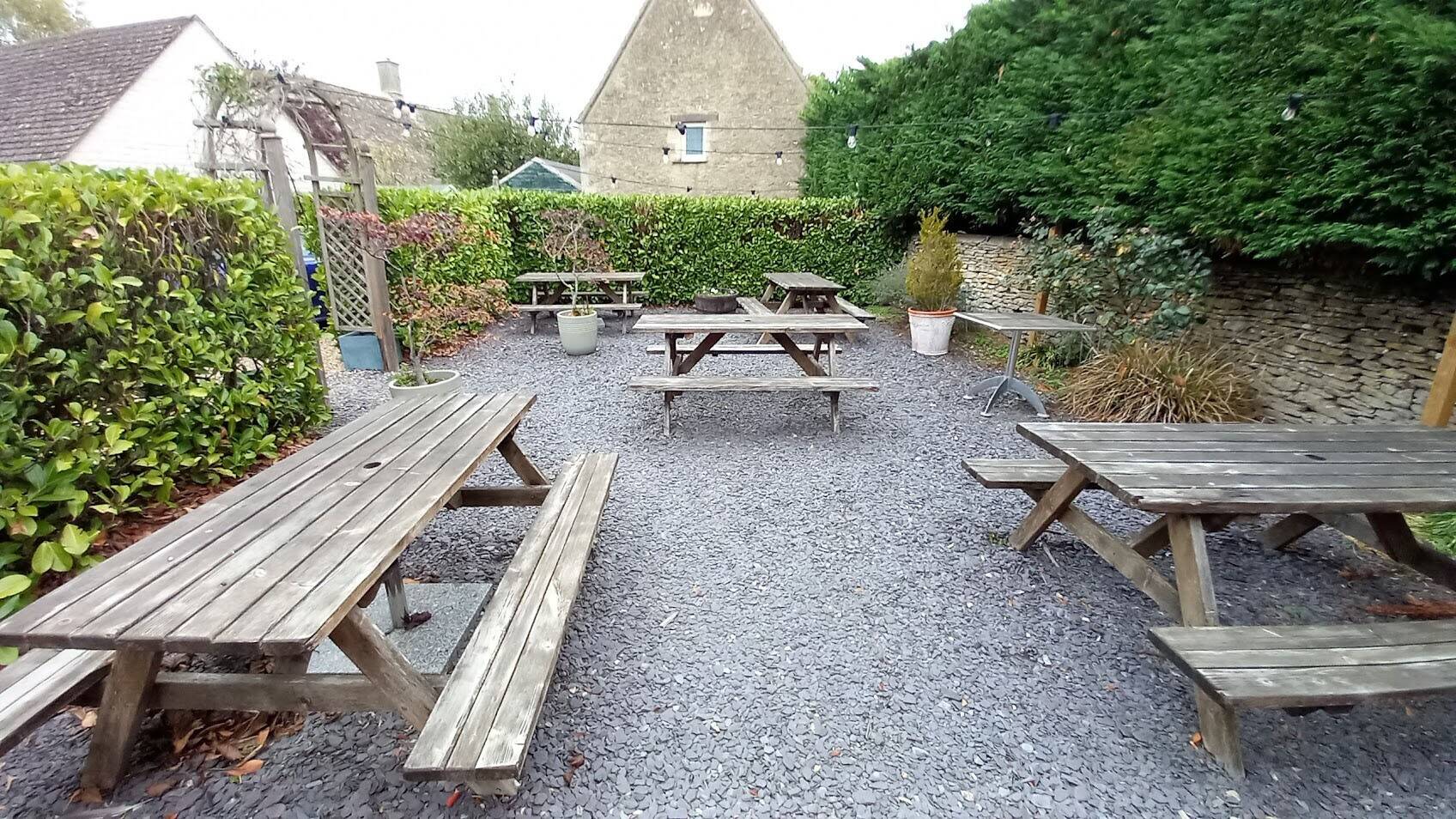 NORTHEAST COTSWOLDS (NEAR CIRENCESTER) - VILLAGE PUB & RESTAURANT