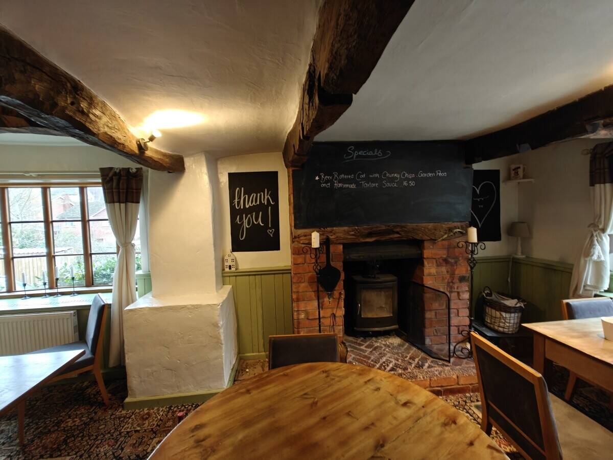 HEREFORDSHIRE - ON THE EDGE OF THE MALVERN HILLS - VILLAGE FREEHOUSE Photo 8