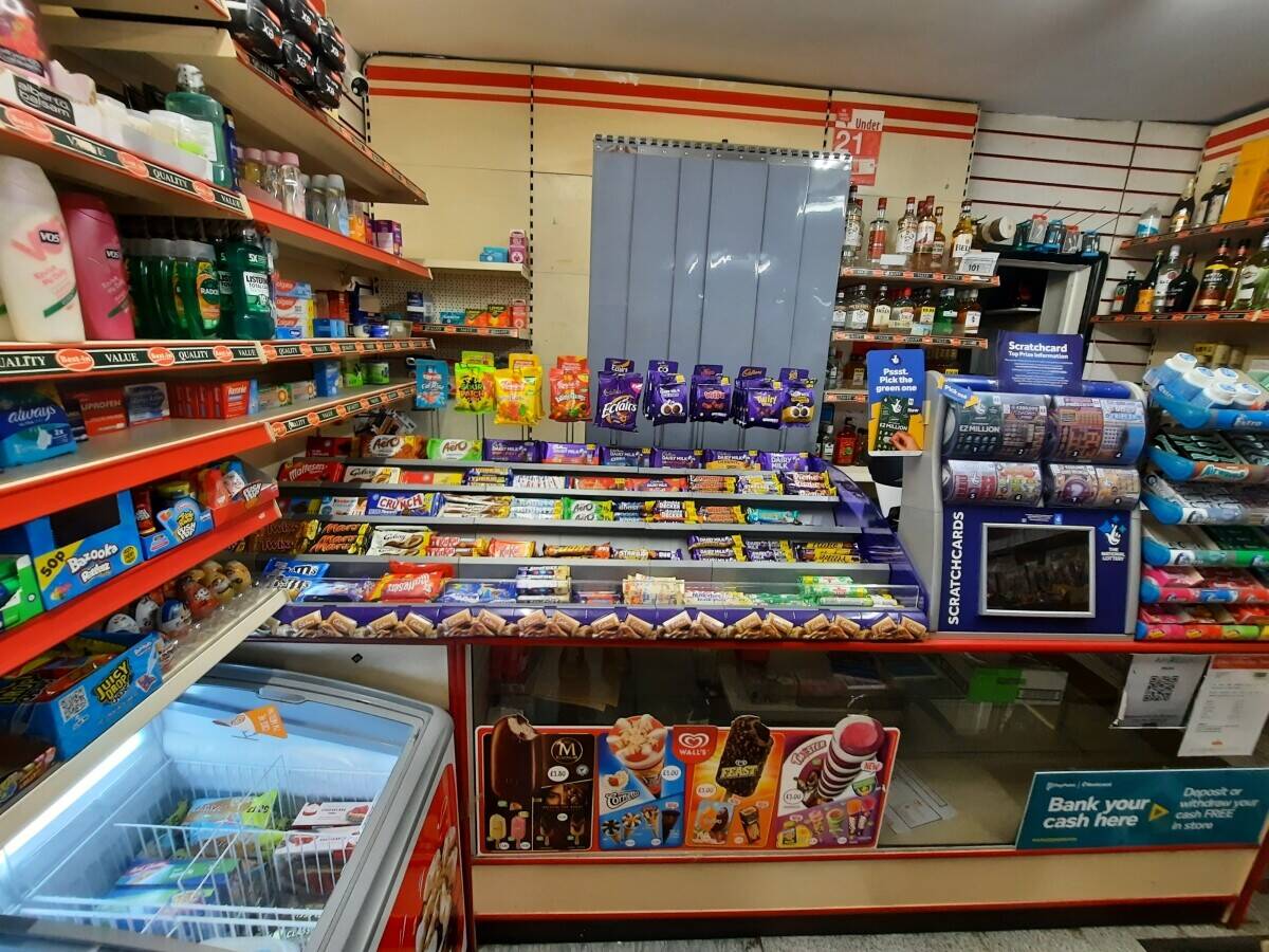 A off licence shop with 2 bedrooms flat for sale in kettering, Northamptonshire Photo 8