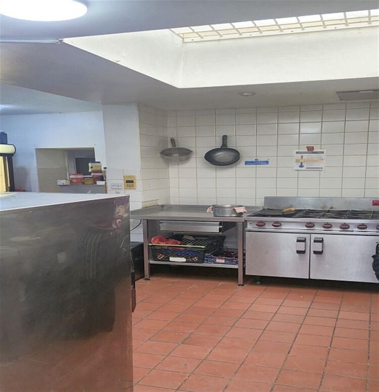 Freehold fish & chip shop with flat, central Gainsborough Photo 8