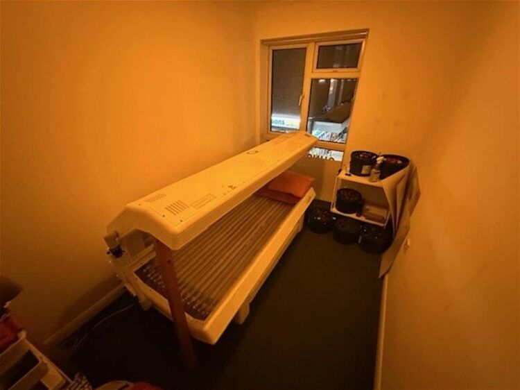 LEASEHOLD HAIR/BEAUTY & NAIL SALON