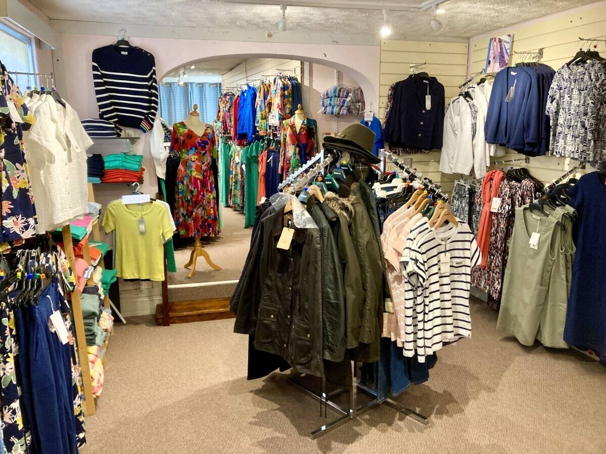 MENS & LADIES CLOTHING & ACCESSORIES RETAILER TO INCLUDE FREEHOLD RETAIL PREMISES AND OFFICES Photo 8