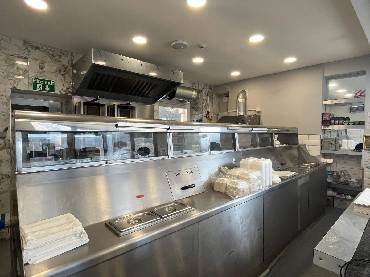 Fish and chips takeaway with 2 bed flat wales Newport Cardiff Photo 8