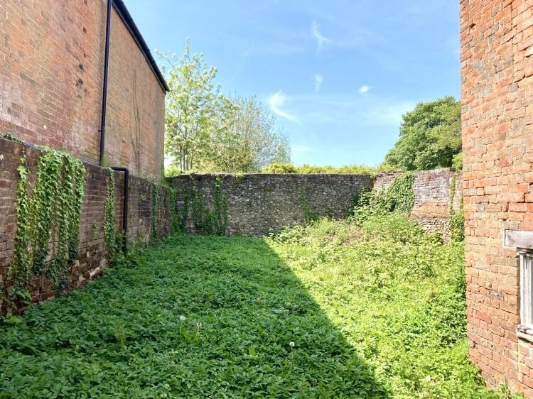 FREEHOLD INVESTMENT/DEVELOPMENT OPPORTUNITY