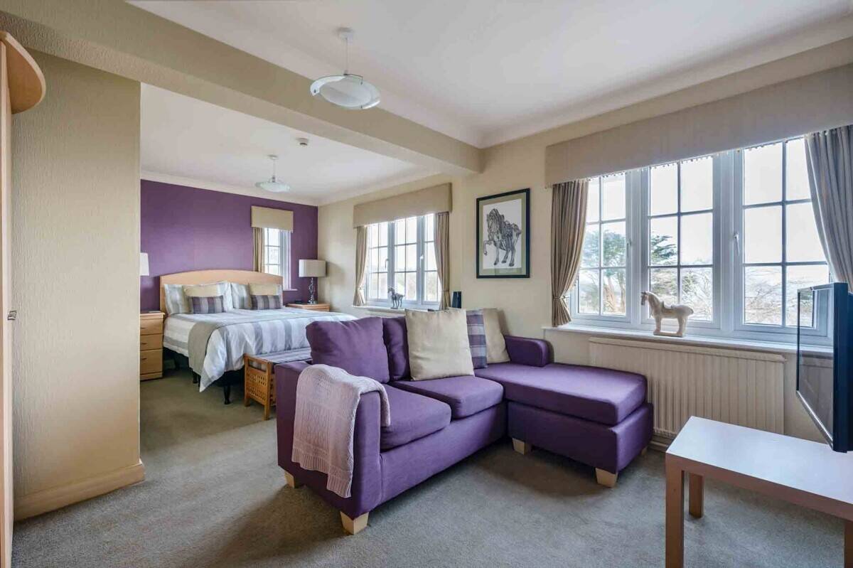 A beautifully presented detached 9-bedroom en-suite guest house