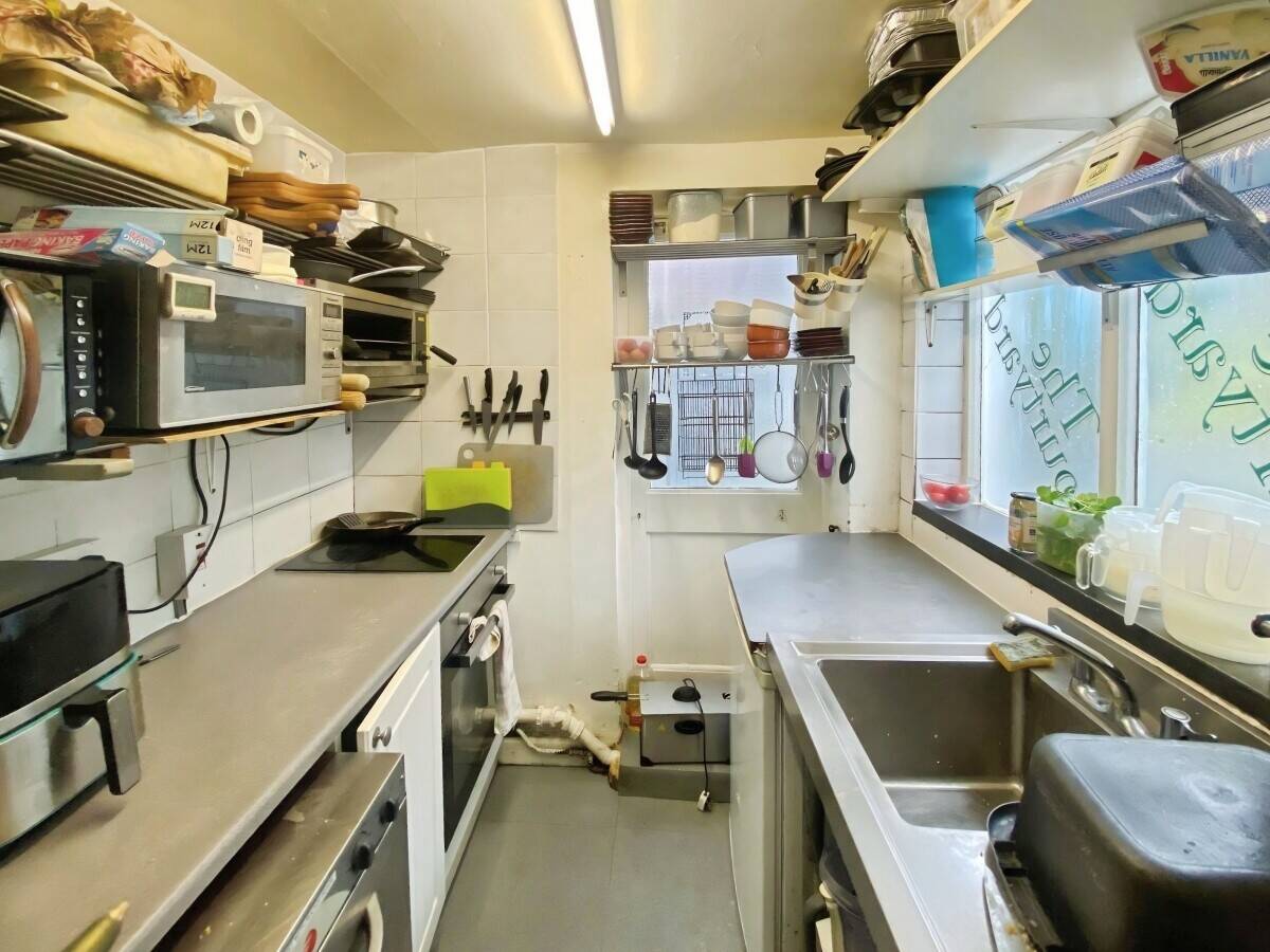 Café business For Sale – Indoor & Outdoor Seating – Low Rent – Alresford, Hampshire