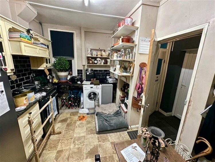 LEASEHOLD CAFÉ  WITH 3 BEDROOM FLAT Photo 8