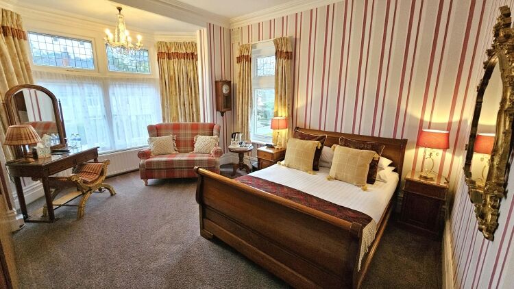 Exclusively Located Home & Income Hotel with Holiday Let Photo 8