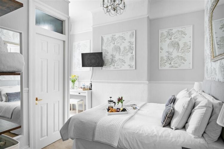 Immaculate Victorian Boutique Guesthouse set on the English Riveria For Sale in Torquay Photo 8