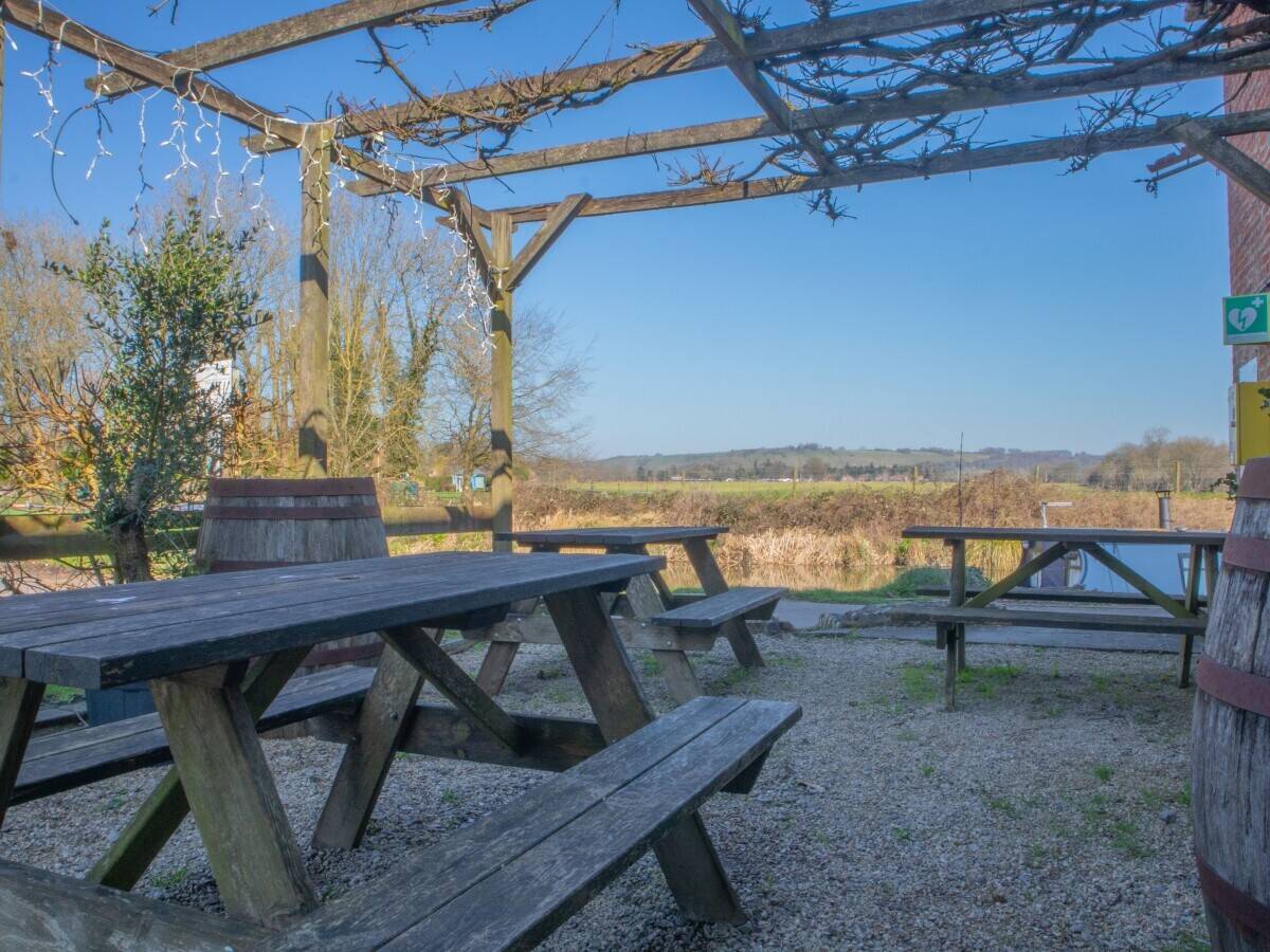 WILTSHIRE - PROMINENT CANALSIDE FREEHOUSE IN VALE OF PEWSEY
