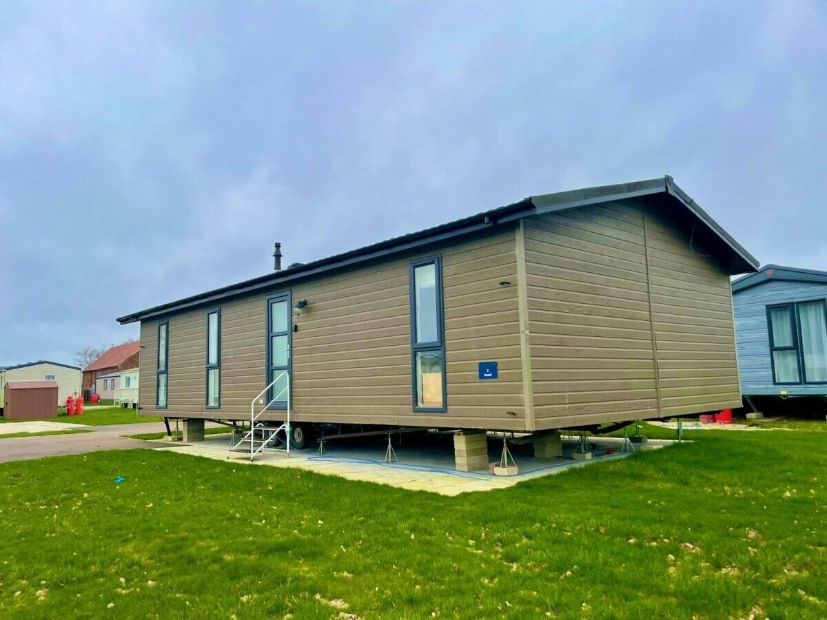 NOTTINGHAMSHIRE - TWO BEDROOM HIGH SPECIFICATION LODGE WITH DEDICATED PARKING Photo 8
