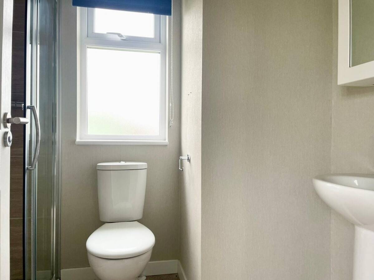 NOTTINGHAMSHIRE - THREE BEDROOM LODGE WITH PARKING FOR 3 CARS Photo 8