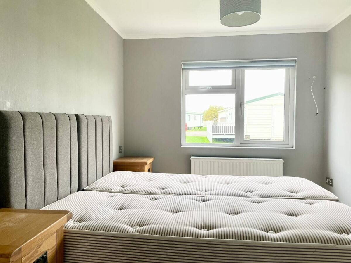 NOTTINGHAMSHIRE - THREE BEDROOM LUXURY LODGE WITH DRIVEWAY FOR 2 CARS Photo 8