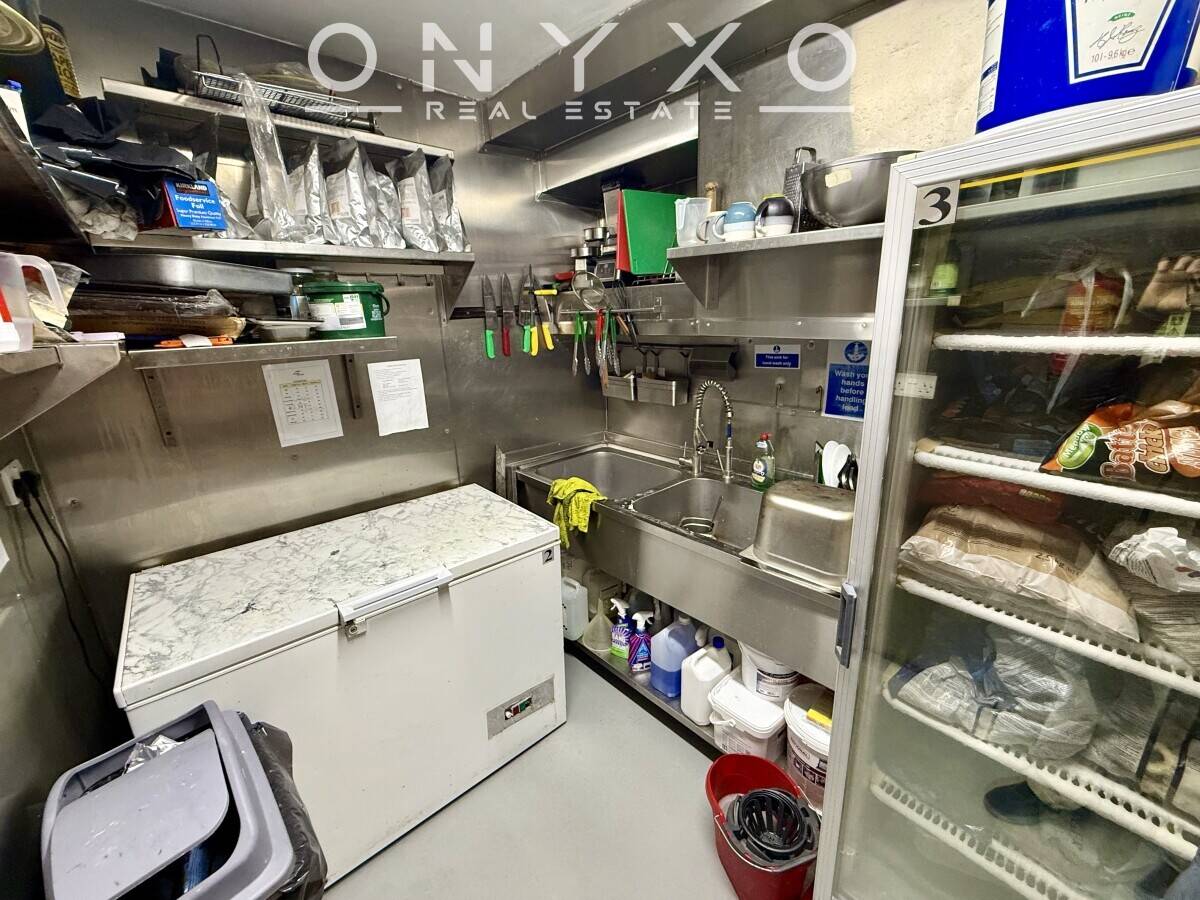 Newly Opened Fully Fitted Takeaway with Seating for Sale in North London Photo 8