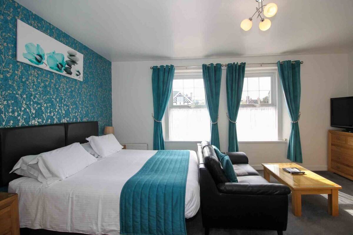 Profitable 15-Bedroom En-Suite Hotel Near Beach & Town Centre Photo 8