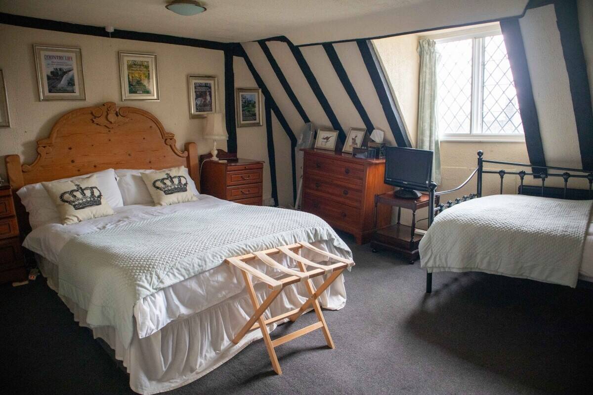 KENT - WELL-KNOWN HISTORIC PUB WITH FIVE LETTING ROOMS