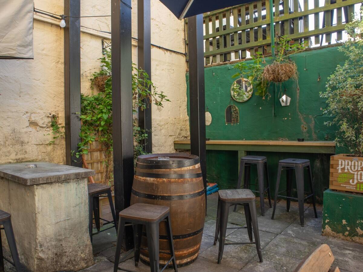 SOMERSET - PROMINENT AND POPULAR BATH CITY CENTRE FREEHOUSE