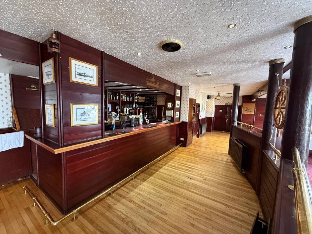 A Superbly Located Bar and Restaurant Overlooking The River Tay (ref 1812)
