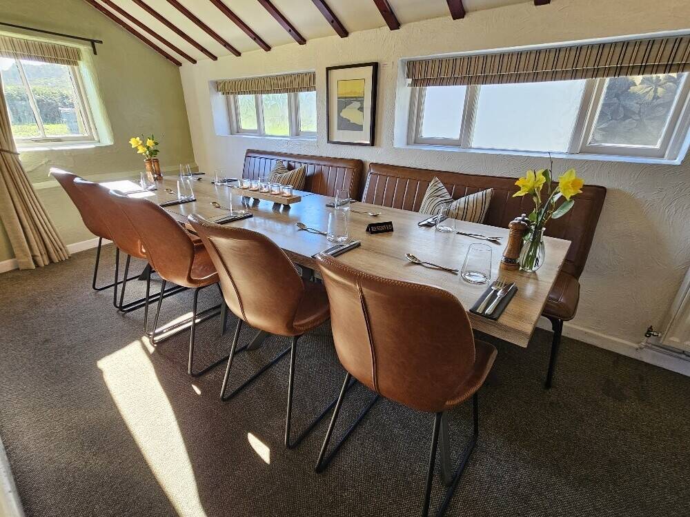 Iconic and Award Winning Free Of Tie Dorset Country Pub With A High Turnover & Exceptional Profits