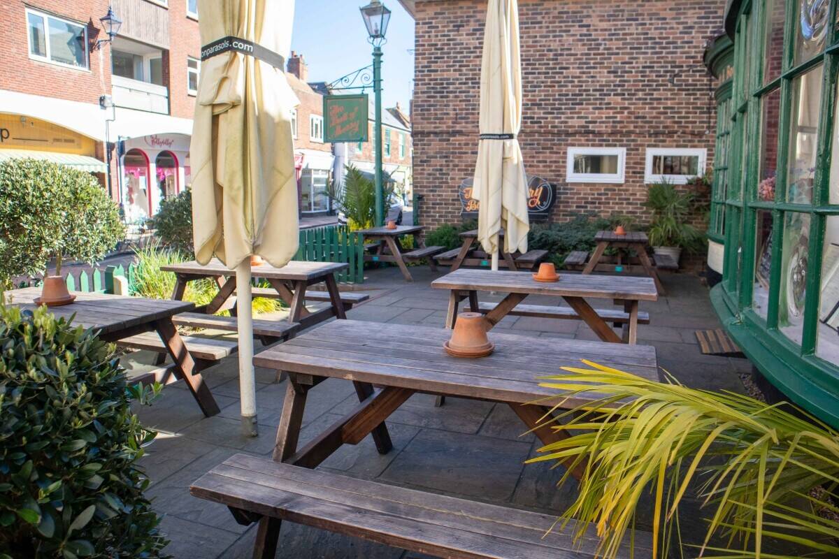 KENT - HIGH TURNOVER TOWN CENTRE PUB WITH STRONG FOOD SALES