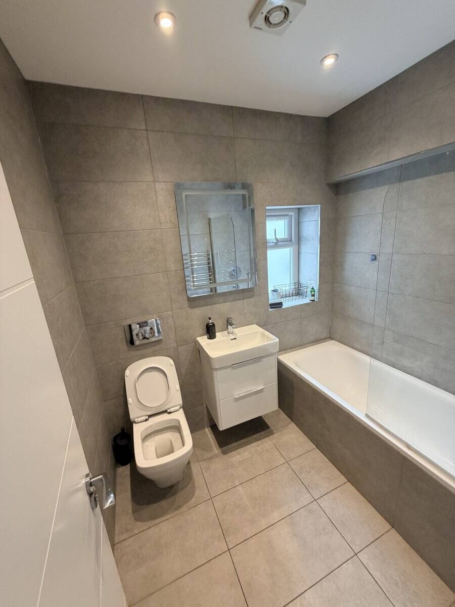 INCREDIBLE Restaurant space with huge 4 bedroom flat ACCOMMODATION included in Isleworth London