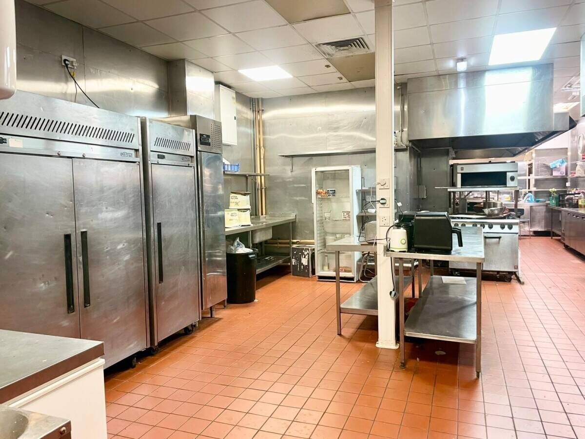 SOUTH YORKSHIRE - WELL PRESENTED BAR AND RESTURANT TO LEASE Photo 8