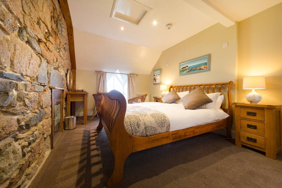 Well-Established, Popular 17-Bedroom Historic Island Hotel