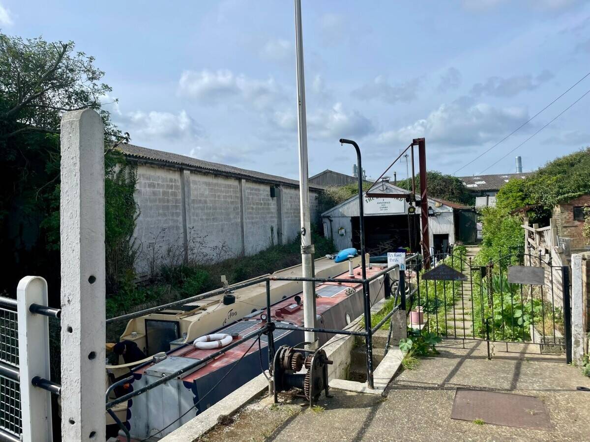 CAMBRIDGESHIRE - IDYLLIC RIVERSIDE DEVELOPMENT OPPORTUNITY