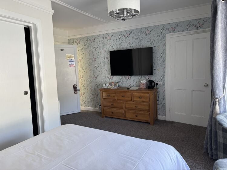 Freehold 5 Bedroom Guest House Located In Looe