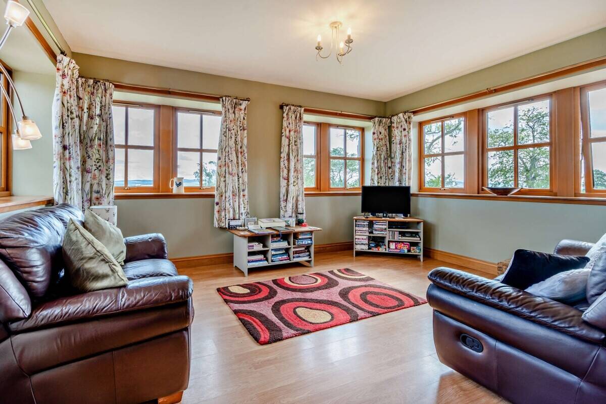 An exceptional house comprising 4 cottages (previously used as holiday rental), paddock and land. Photo 8