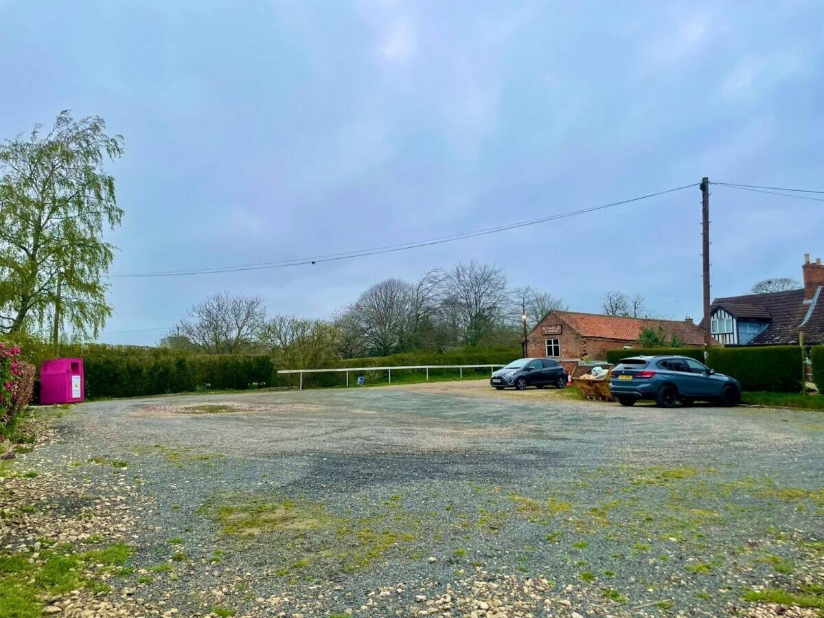 LINCOLNSHIRE - THREE BEDROOM PUB WITH LARGE CAR PARK Photo 8