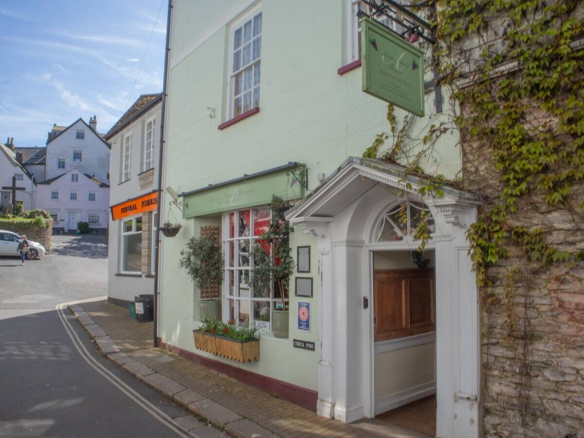 DEVON - B&B AND BISTRO IN CENTRE OF PICTURESQUE SOUTH HAMS HARBOUR TOWN Photo 8