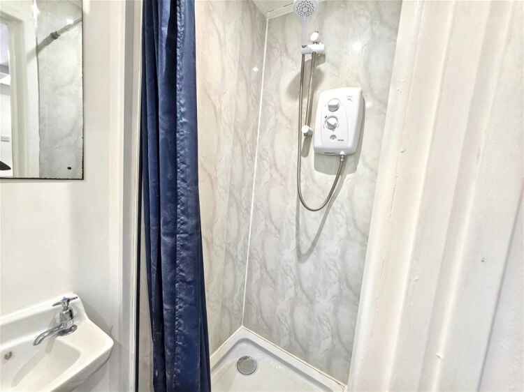 Auction Lot: Cottage/Studio Apartment in Paignton, Devon For Sale in Paignton Photo 8