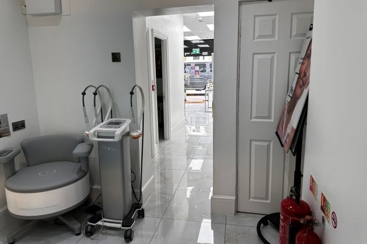 Popular Beauty Salon - Enfield