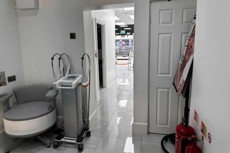 Popular Beauty Salon - Enfield Photo 8