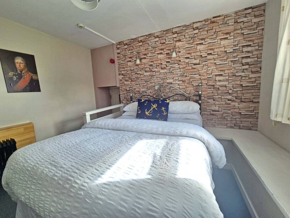 NORTHUMBERLAND - HISTORIC NINE BEDROOM HOTEL, BAR AND RESTAURANT IN SCENIC VILLAGE LOCATION